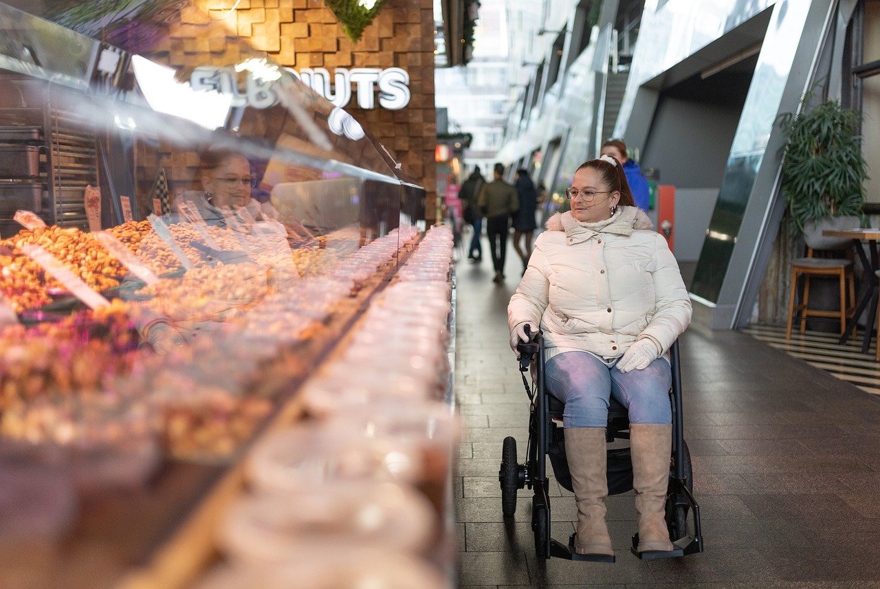 Pixabay Licence free image woman 40s using wheelchair rollator-8537573_1280 Pixabay Licence free image woman 40s using wheelchair rollator-8537573_1280