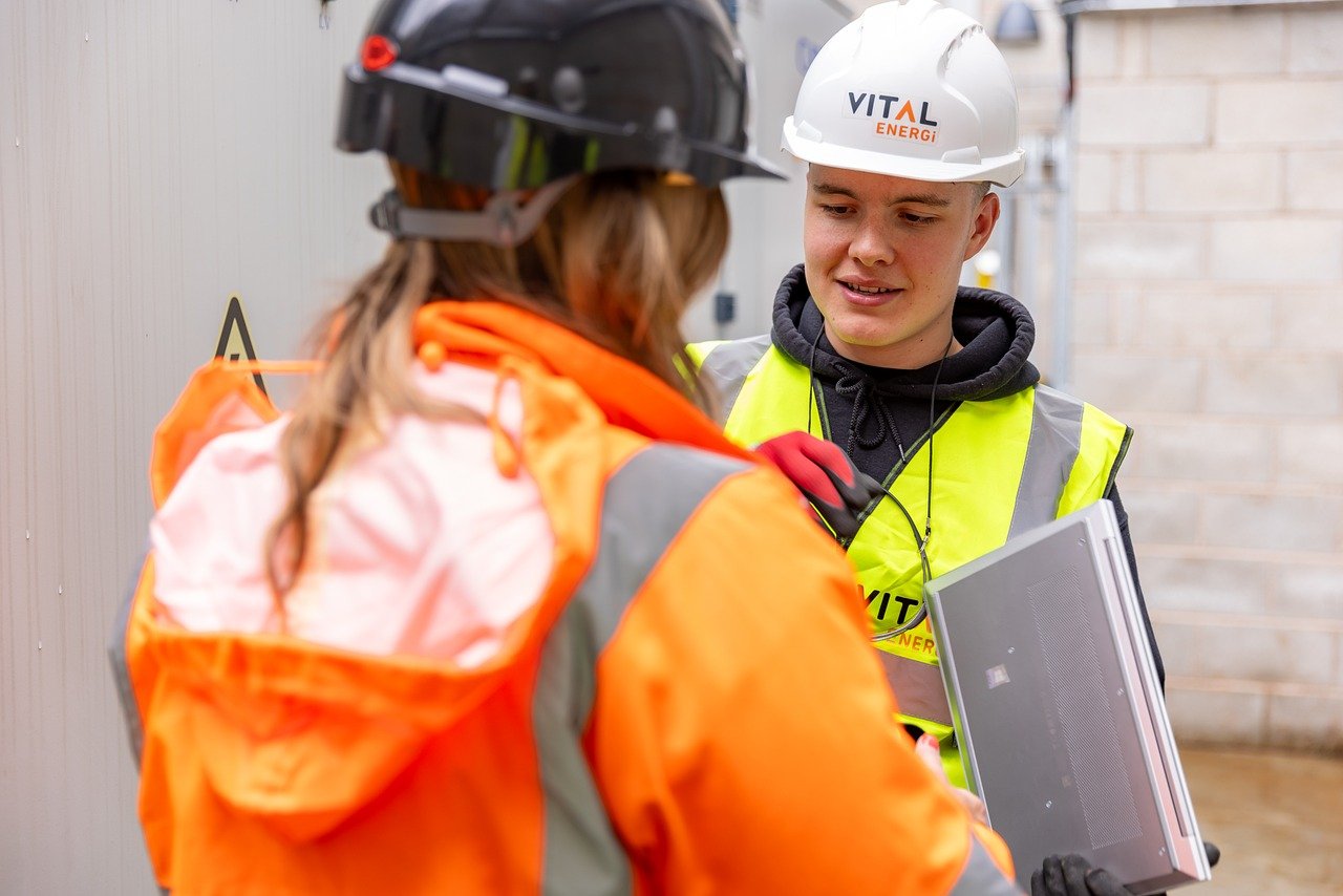 engineers-8499881_1280 Decorative: young engineer in high-viz and hard hat