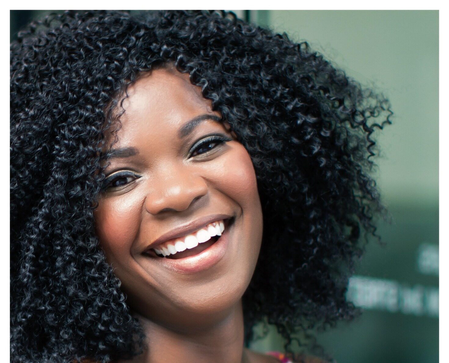 smile-2072907_1920 Decorative: woman smiling