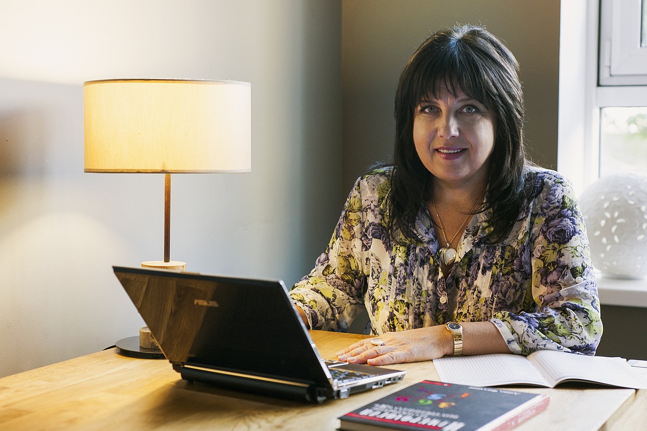 woman-5694537_1280 Decorative: woman with laptop