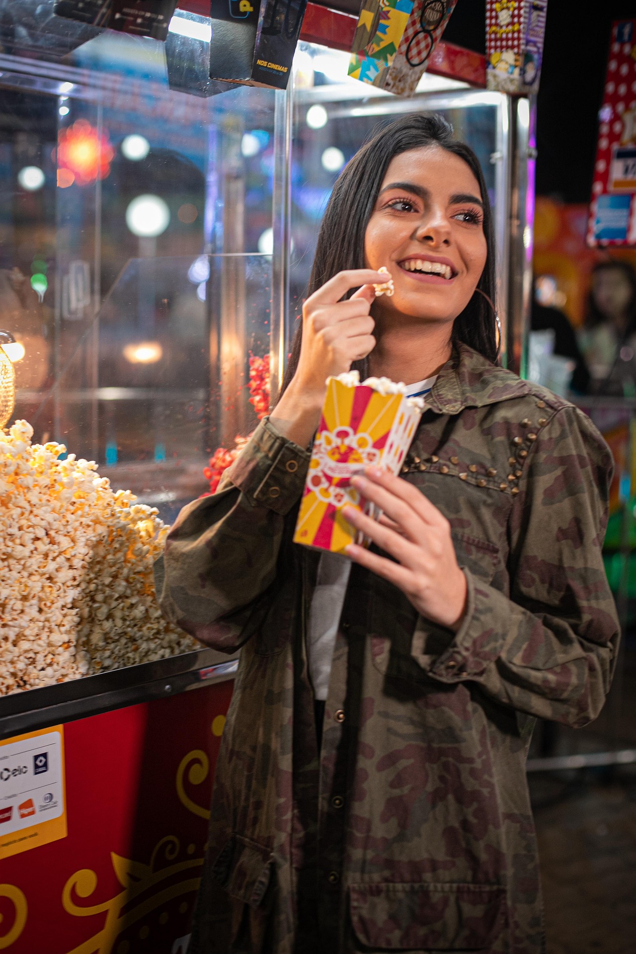 woman-7073566_1920 Decorative: woman smiling eating pop corn